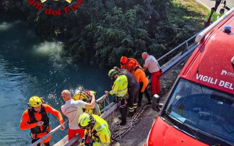 Auto nel canale a Villareggia: vigili del fuoco al lavoro per escludere persone coinvolte
