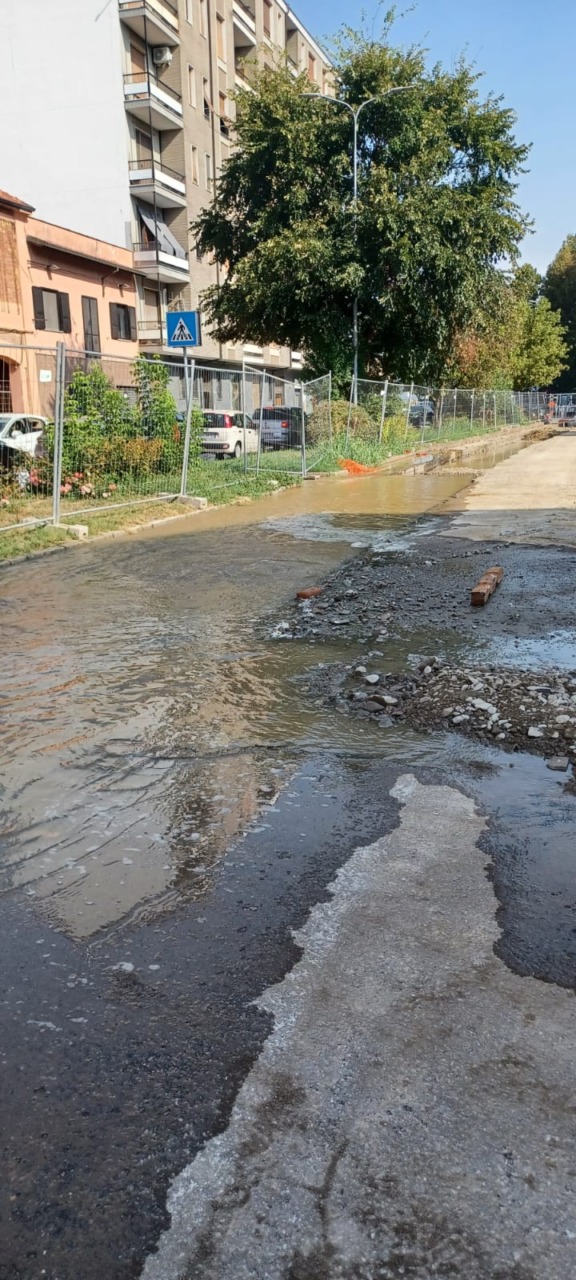 Guasto alla rete idrica durante i lavori di teleriscaldamento ad Alessandria: stop all’acqua in Spalto Borgoglio