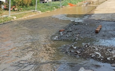 Guasto alla rete idrica durante i lavori di teleriscaldamento ad Alessandria: stop all’acqua in Spalto Borgoglio