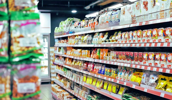 Multe al minimarket di Torino, dove si è consumata la violenza su una 13enne