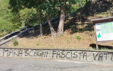 Scritta contro l’ex sindaca di Alessandria Mara Scagni vicino alla Stele di Pertuso a Cantalupo Ligure