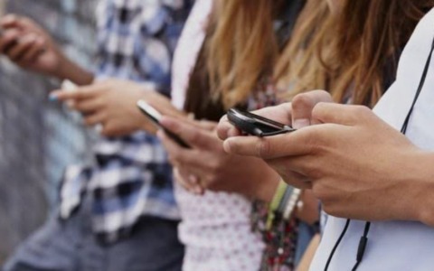 Rendono meno a scuola gli adolescenti che usano in modo compulsivo il telefonino