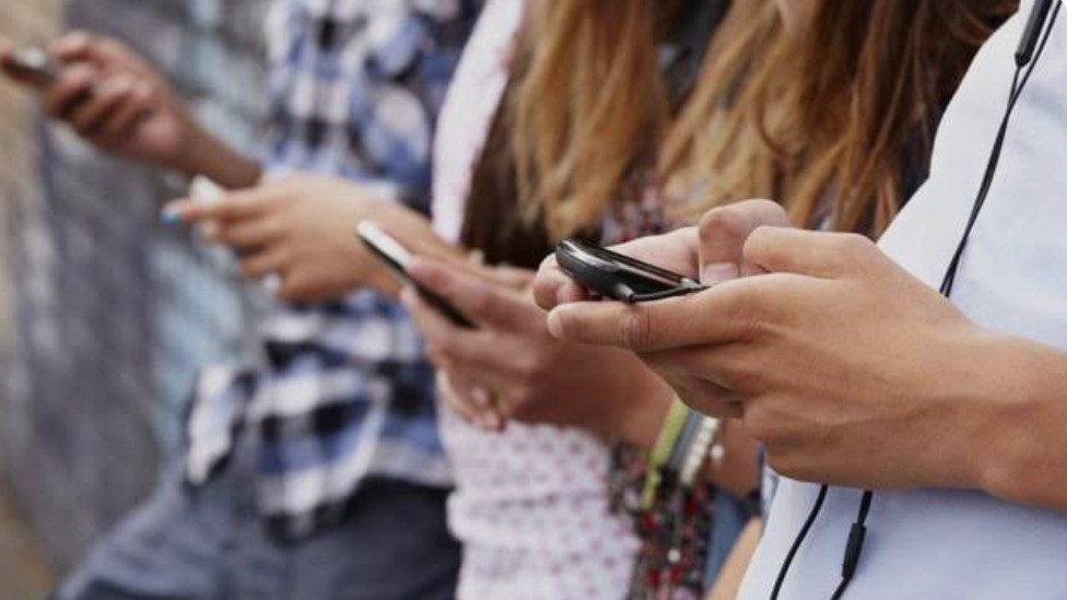 Rendono meno a scuola gli adolescenti che usano in modo compulsivo il telefonino