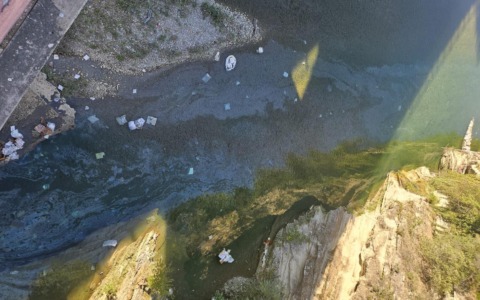 Incidente sulla A7, resina epossidica nel torrente Scrivia: avviati i controlli sulle acque da Arpa