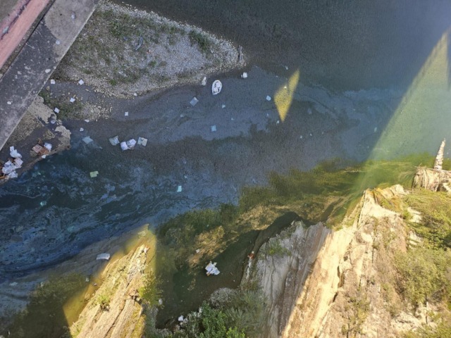 Incidente sulla A7, resina epossidica nel torrente Scrivia: avviati i controlli sulle acque da Arpa