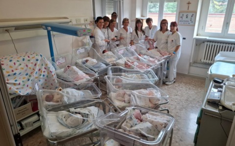 Novi Ligure, 12 bambini nati in poco più di 24 ore: cresce l’attività della Maternità