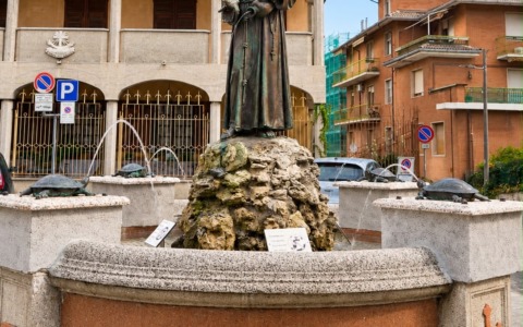 Ovada, restaurata la fontana di San Francesco in piazzetta dei Cappuccini