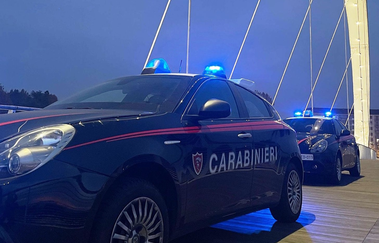 Aggredito con una bottiglia e derubato della bici elettrica in centro Alessandria: arrestati rapinatori