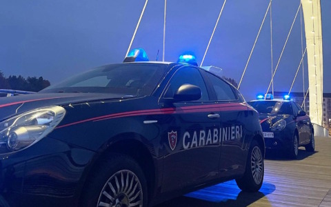 Aggredito con una bottiglia e derubato della bici elettrica in centro Alessandria: arrestati rapinatori