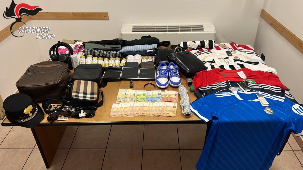 Torino, due uomini denunciati per ricettazione: sequestrati capi griffati per 7 mila euro
