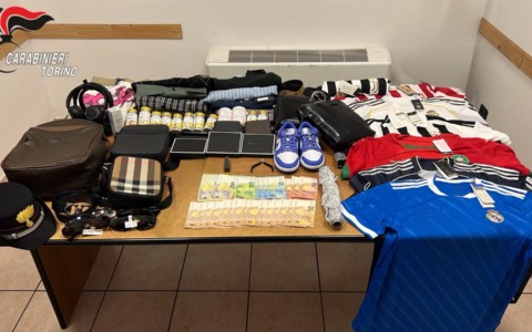 Torino, due uomini denunciati per ricettazione: sequestrati capi griffati per 7 mila euro