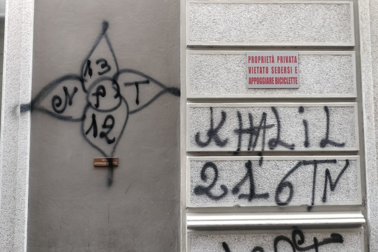 Vandali deturpano vicolo dell’Erba ad Alessandria: scritte su muri e pavimentazione
