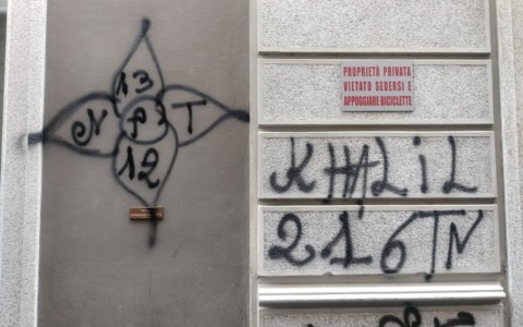 Vandali deturpano vicolo dell’Erba ad Alessandria: scritte su muri e pavimentazione