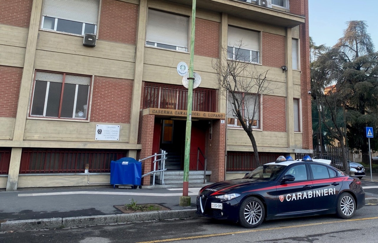Novi Ligure, tenta la truffa dello specchietto a una cliente del supermercato: denunciato