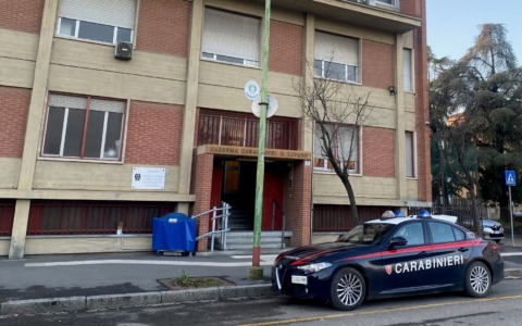 Novi Ligure, tenta la truffa dello specchietto a una cliente del supermercato: denunciato