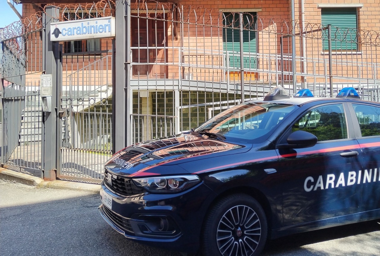 Rubano superalcolici in un supermercato di Serravalle Scrivia del valore di 500 euro: un arresto e una denuncia