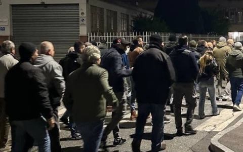 Torino, cittadini in strada nel quartiere Aurora contro degrado e insicurezza