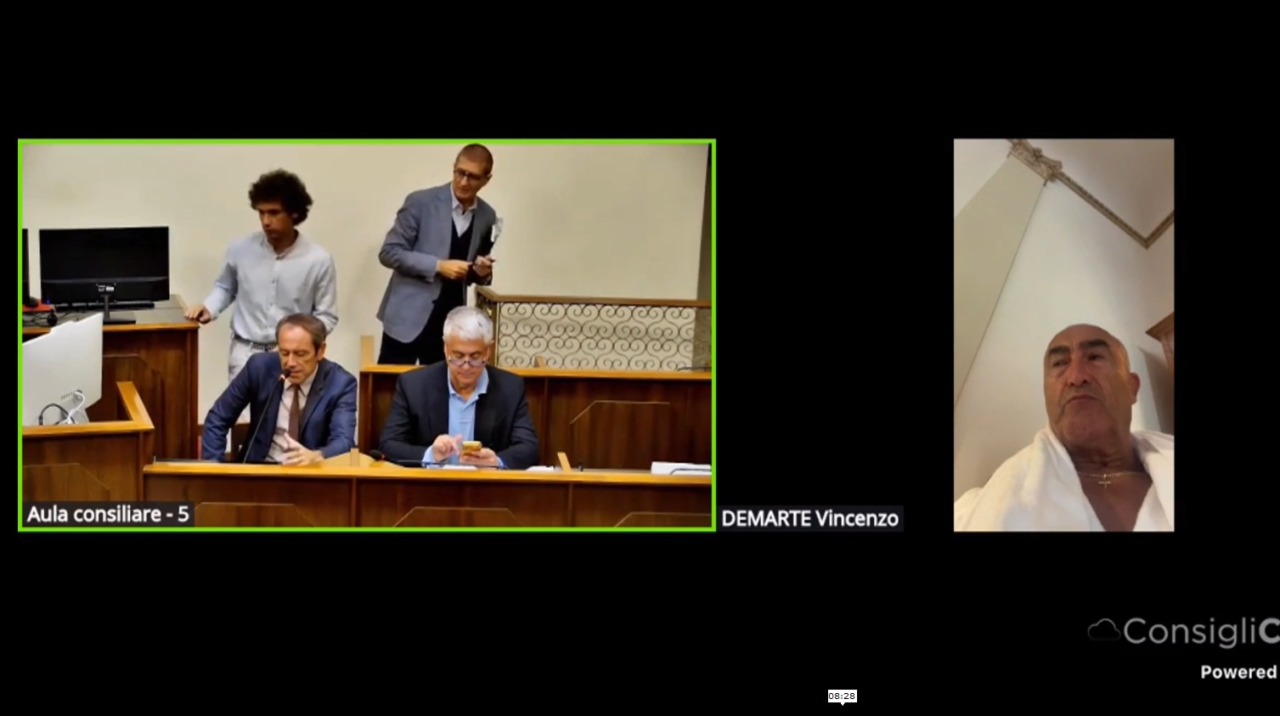 Alessandria, il consigliere Demarte si collega in commissione in accappatoio