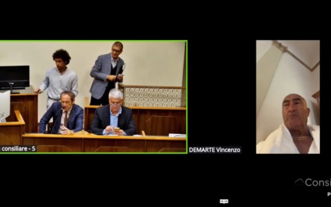 Alessandria, il consigliere Demarte si collega in commissione in accappatoio