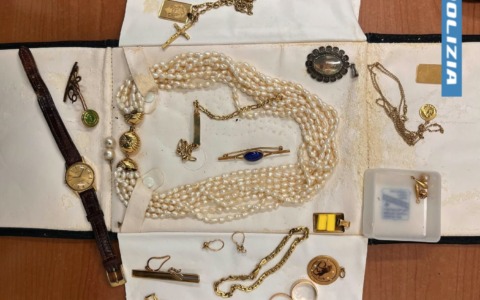 Truffa ai danni di un’anziana disabile a Torino: due arresti e recuperata refurtiva da 20mila euro