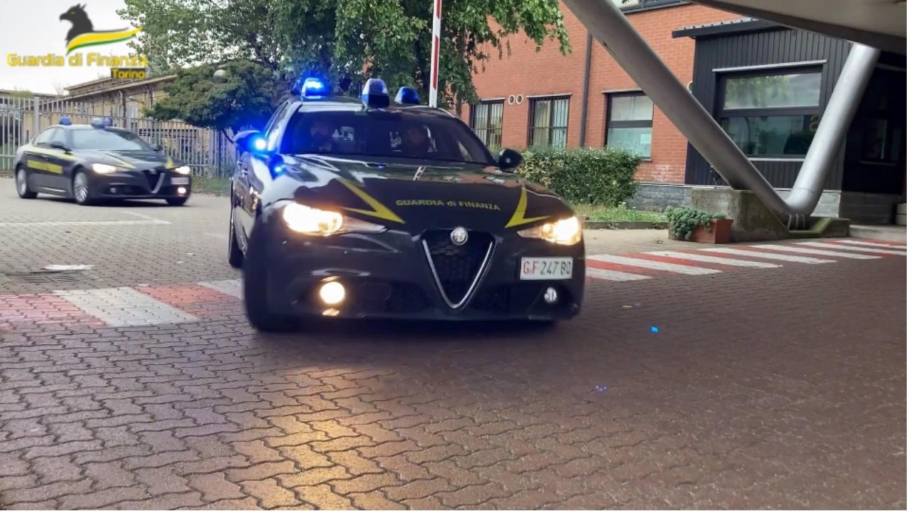 Truffano centinaia di risparmiatori: le Fiamme Gialle di Torino sequestra oltre un milione di euro