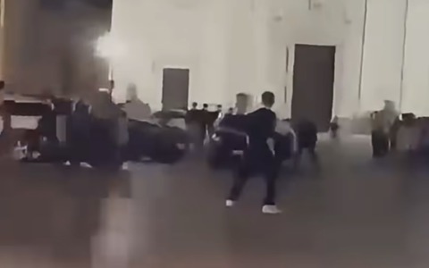 Tortona, auto a forte velocità tra i ragazzi in piazza Duomo: «Basta degrado, serve una soluzione»
