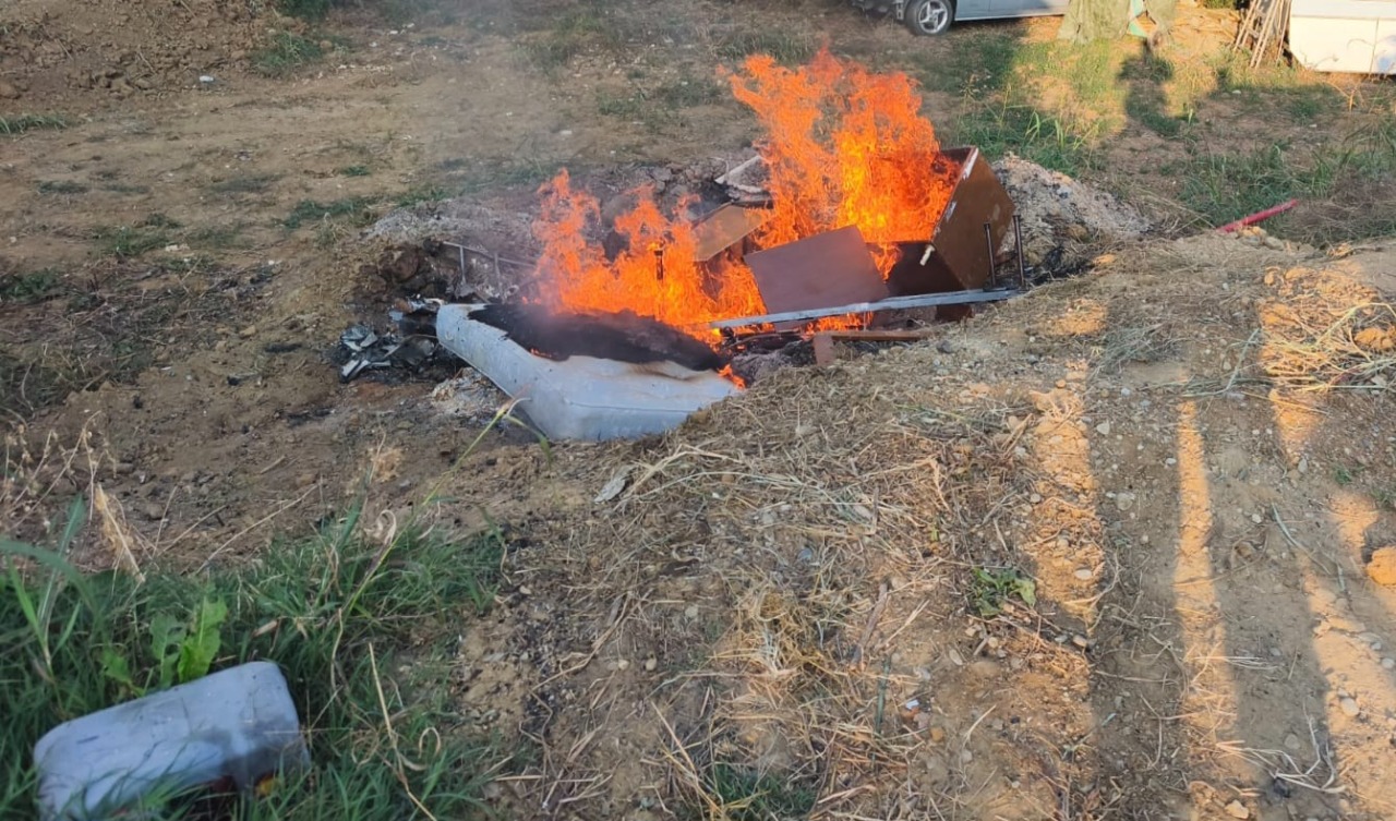 Brucia plastica e materassi nel proprio terreno: denunciato un 50enne a Valenza