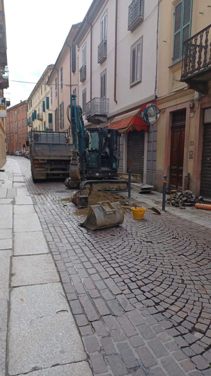 Intervento sulla rete idrica in via Vochieri ad Alessandria: strada chiusa