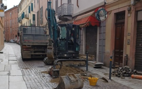 Intervento sulla rete idrica in via Vochieri ad Alessandria: strada chiusa
