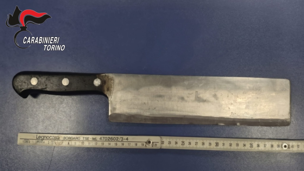 Minaccia di colpire i passanti con una mannaia: arrestato 40enne a Torino