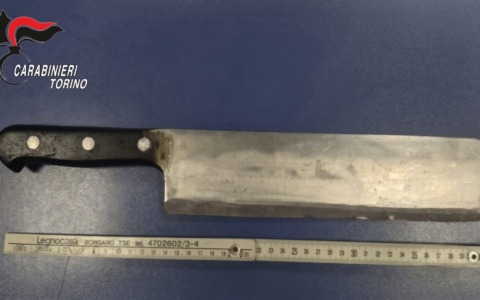 Minaccia di colpire i passanti con una mannaia: arrestato 40enne a Torino