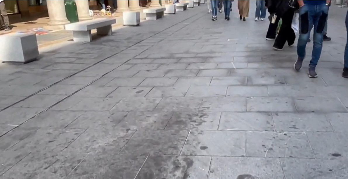 Approda oggi in consiglio la polemica delle macchie in via Roma a Torino dopo Terra Madre