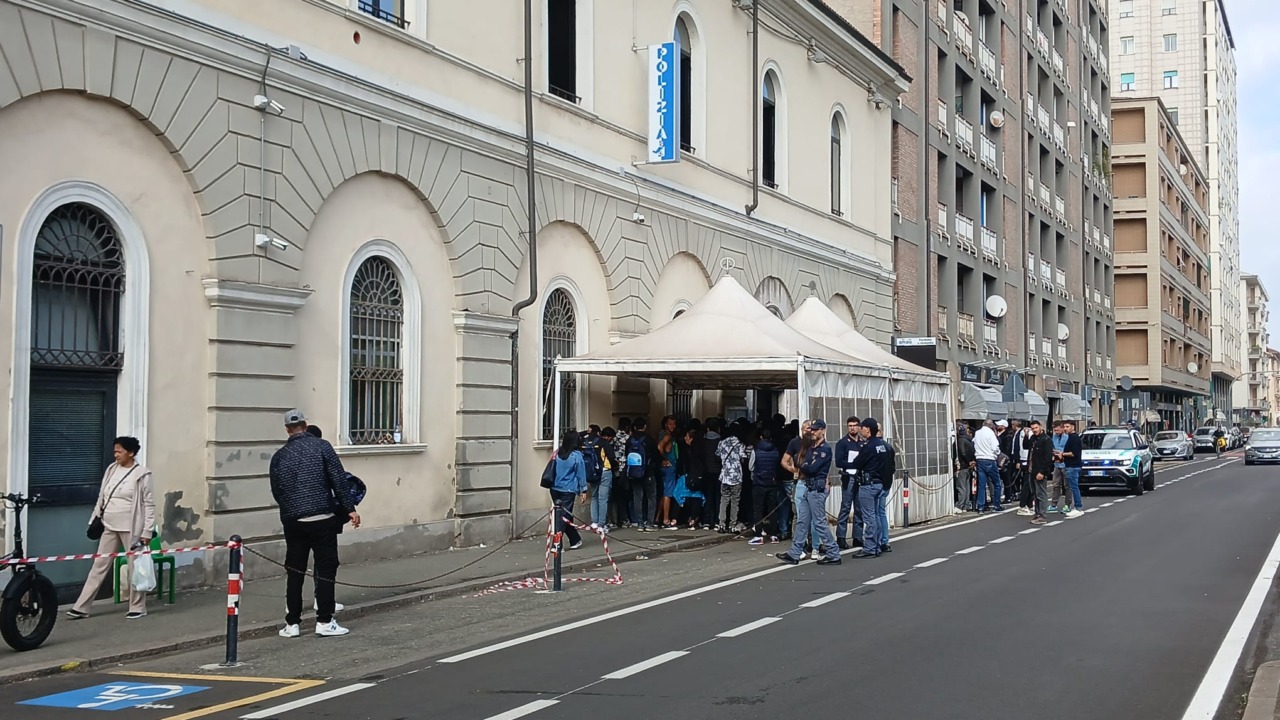 Alessandria, disservizio nelle prenotazioni dei permessi di soggiorno alle Poste: lunghe code in Questura