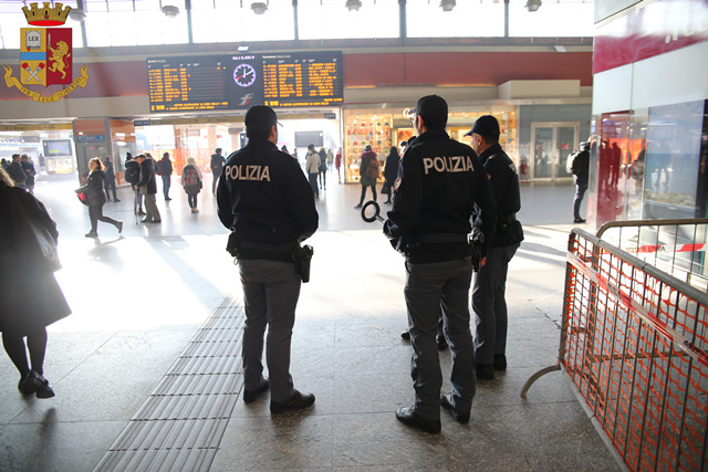 Controlli alla stazione di Torino Porta Nuova: allontanamento per 6 parcheggiatori abusivi