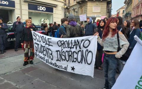 Gli studenti protestano: corteo ad Alessandria, tentativo di occupazione al Ciampini-Boccardo di Novi