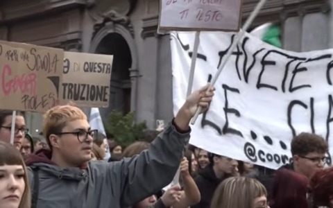Studenti alessandrini in piazza per chiedere una scuola migliore. Tensioni a Novi Ligure e Torino
