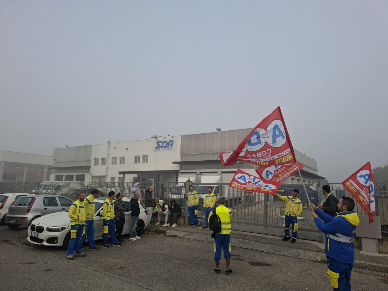 Sciopero dei corrieri SDA di Alessandria: “Basta ritardi nelle uscite dal deposito”