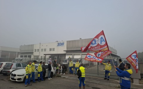 Sciopero dei corrieri SDA di Alessandria: “Basta ritardi nelle uscite dal deposito”