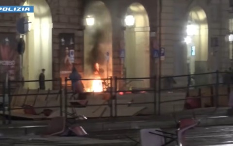Disordini nei cortei a Torino e Milano: convalidati i primi fermi dopo la guerriglia del weekend