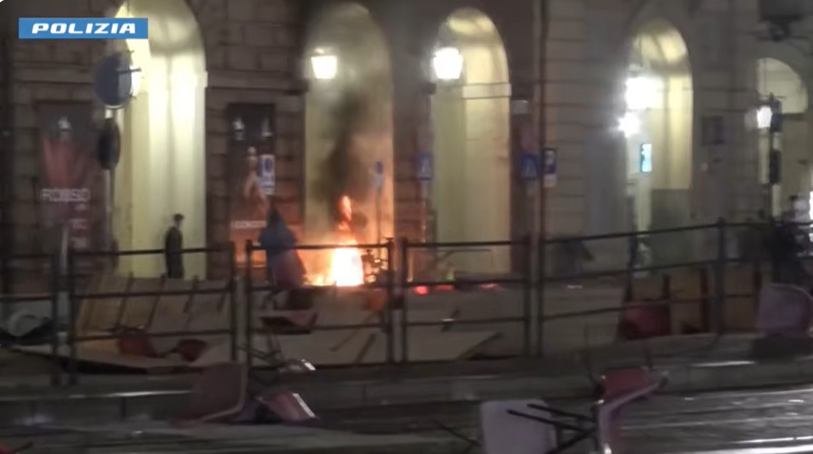 Disordini nei cortei a Torino e Milano: convalidati i primi fermi dopo la guerriglia del weekend