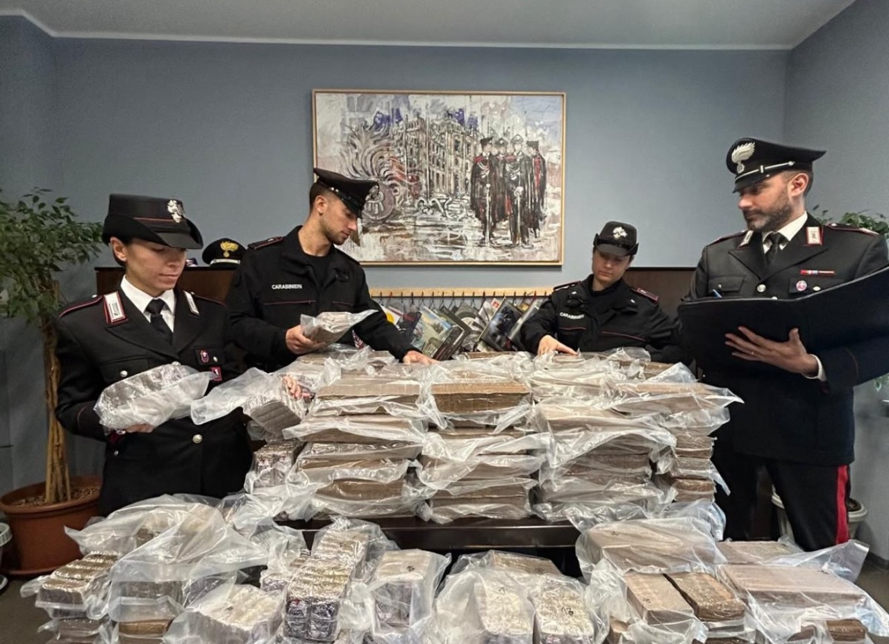 Nichelino, maxi sequestro di hashish: arrestato un 33enne con 425 chili a bordo dell’auto