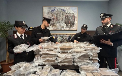 Nichelino, maxi sequestro di hashish: arrestato un 33enne con 425 chili a bordo dell’auto