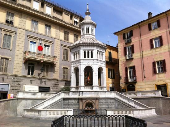 Acqui Terme, caccia ai “furbetti del sacchetto”: oltre 160 multe e 80 utenze fantasma