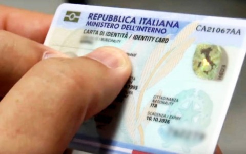 Carta d’identità elettronica: il comune di Alessandria invita a sostituire i documenti cartacei