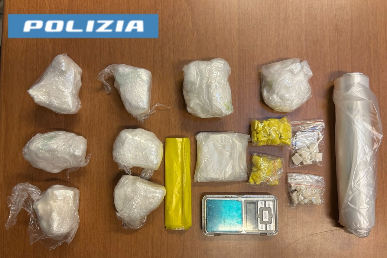 Due arresti per spaccio a Torino: sequestrati oltre 800 grammi di droga e 1.900 euro in contanti