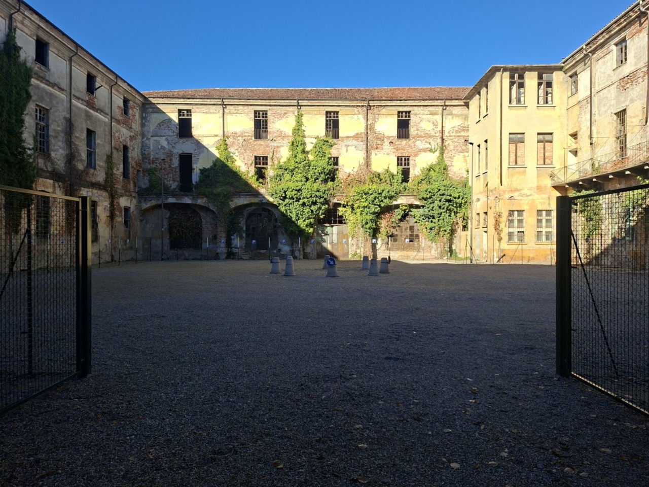 A Casale Monferrato apre il parcheggio all’ex Caserma Mameli con 26 posti auto gratuiti